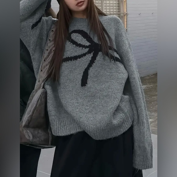 Sweaters - ⭐️NEW BOUTIQUE Gray Sweater with Black Bow Design⭐️